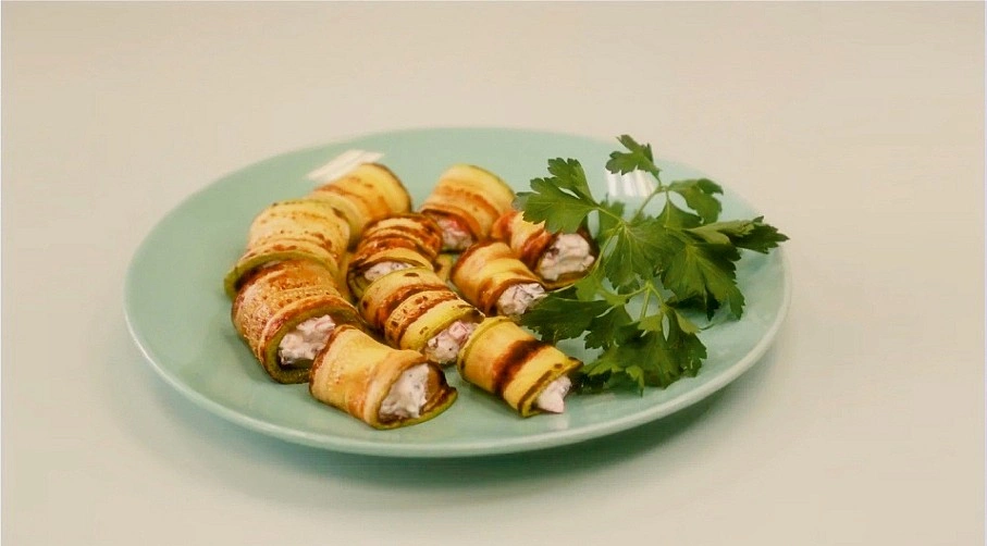 Рулетики из кабачков с фукусом