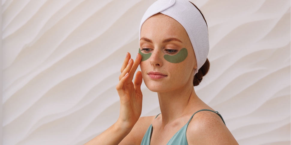 Почему появляются отеки под глазами и как с ними бороться с помощью патчей