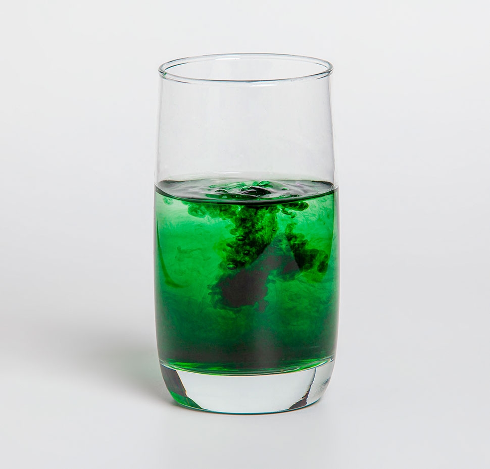 Хлорофилл — зеленый пигмент, который содержится в хлоропластах растений и водорослей и образуется под воздействием солнечного света.