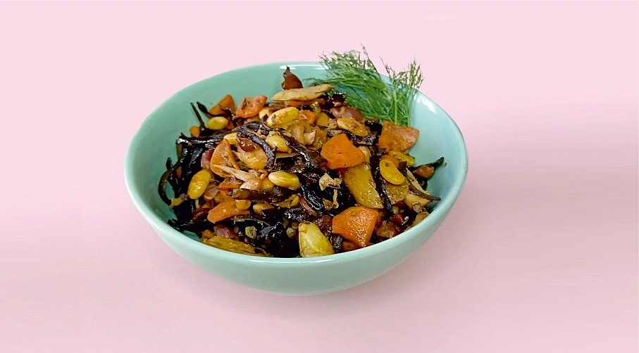 Томленая фасоль с фукусом и перцем